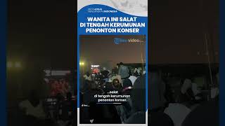 Viral Aksi Wanita Tetap Tunaikan Salat Meski di Tengah Kerumanan Penonton Konser