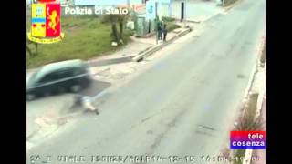 preview picture of video 'Catanzaro: si oppone al furto dell'auto e viene trascinato'