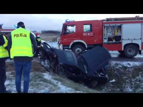 Kraśnik: Samochód osobowy wypadł z drogi i uderzył w betonowy przepust.