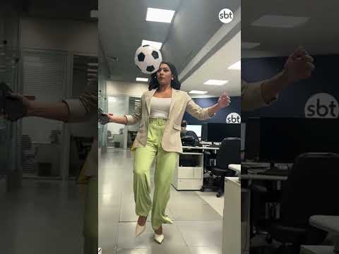 Apresentadora do jornal surpreendeu o público na embaixadinha de futebol #sbt