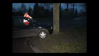 preview picture of video 'Vledder, Man rijdt tegen boom (07.01.2013)'