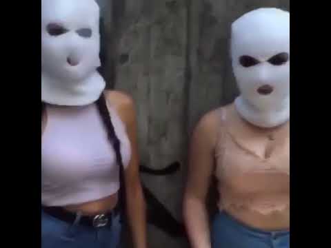 ZWEI KAHBAS MIT WEIßEN MASKEN RAPPEN ROYAL RUMBLE