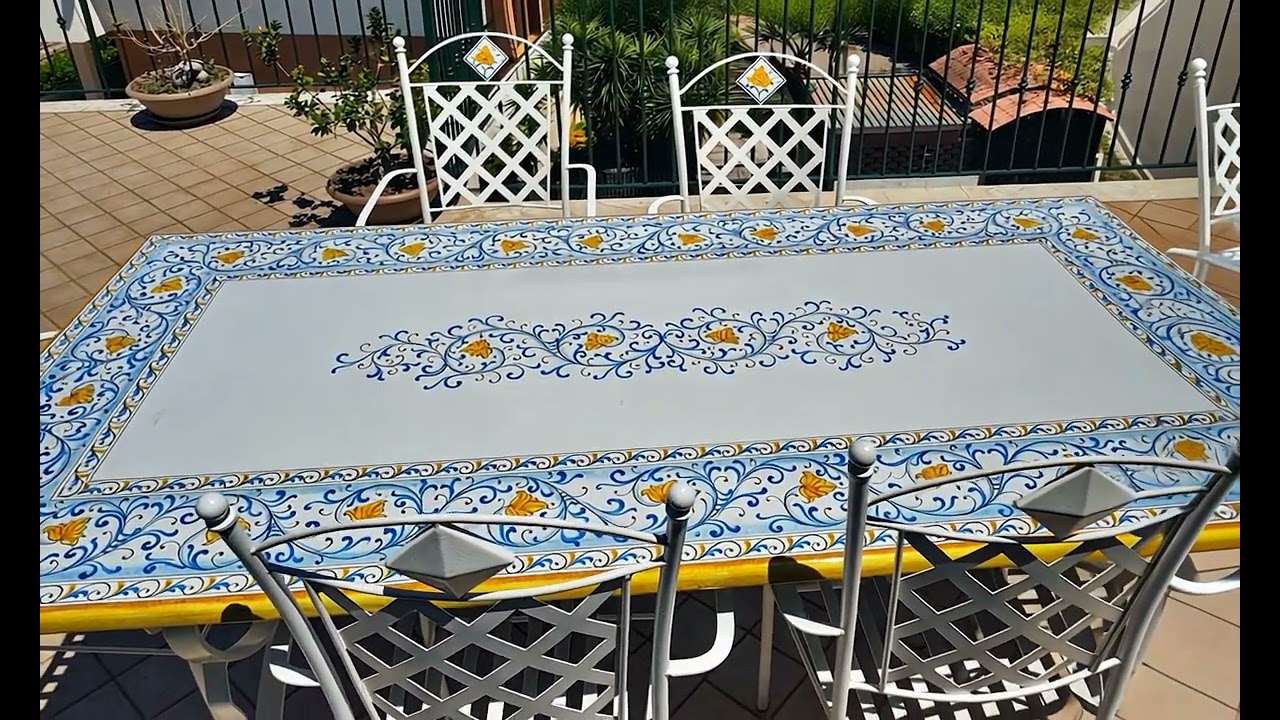 Tavolo in pietra lavica dipinto a mano da esterno ed interno