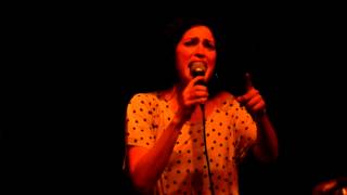 Elena Gadel cantando "Bebiendo a Sorbos" en el escenario Dial Tarragona