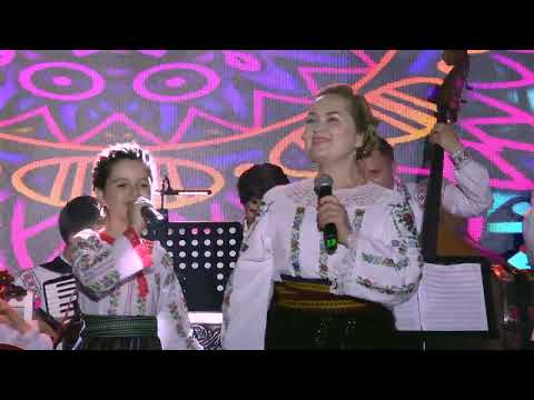 “Cine stă posomorâtă?”. Soliste - Nătălița Munteanu și Nicoleta Dolganiuc.