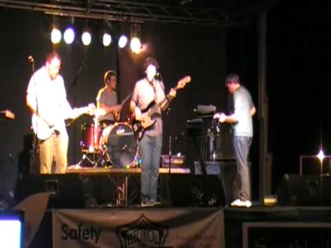 Ellewood performs at the 2009 River City Music Festival
