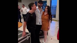 REMMY VALENZUELA complace serenata a un fan para su novia