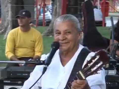 irma Creuza de Oliveira   Confia no Senhor louvando e tocando violao