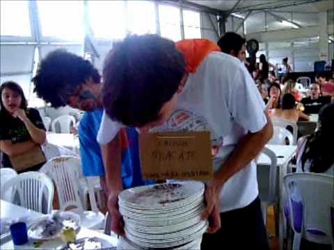 Calouros fazendo calourisse no RU da UFSC