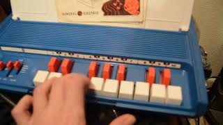 Video thumbnail for Tote A Tune by General Electric Vintage 1971 vintage synth like keyboard by the Observer