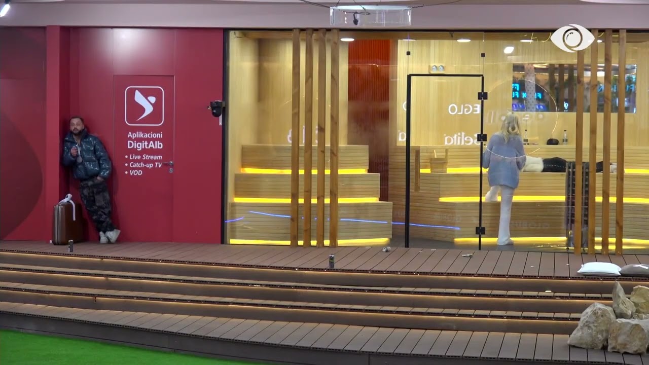 “Erdha të të puthë pak më herët se…”/ Danja i shkon pranë Eglit: Më shiko pak, është një lojë…