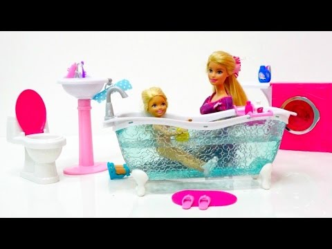 Barbie bekommt ein neues Badezimmer - Video für Kinder