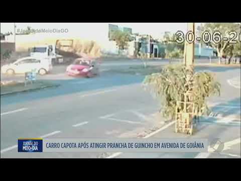Carro capota após acidente com guincho em Goiânia