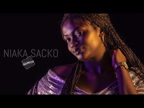 Oumou Dioubaté   Femmes d'Afrique  ( NIAKA SACKO COVER)