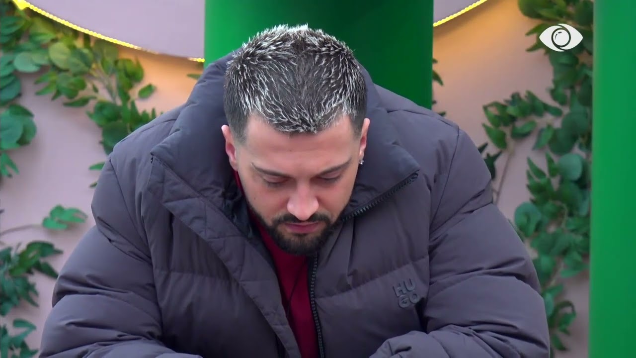 Egli qëndron e vetme në oborr, Gjesti i shkon pranë