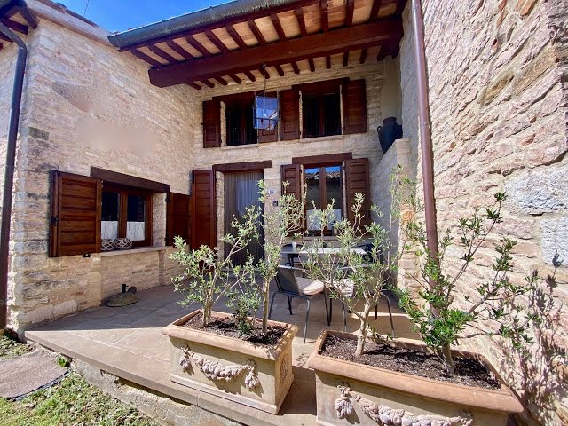 Restored home in a mountain hamlet in the Marches, with private pool €245.000