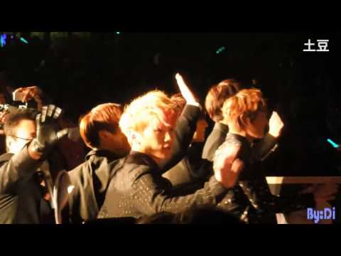 121119 Smiling and waving SHINee - Red Carpet @  Korean Popular Culture & Arts Awards 2012