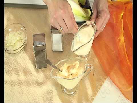 Sałatka z kurczaka na liściach cykorii