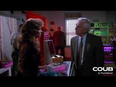 Csupasz Pisztoly : Erkölcsi fertő szexshop jelenet