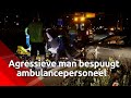 Agressieve automobilist rijdt lantaarnpaal uit grond en wordt geboeid afgevoerd met ambulance