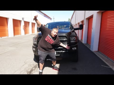 J'ai acheté un garde-meuble pour prostituées et juste WOW !... J'ai acheté un garde-meuble abandonné