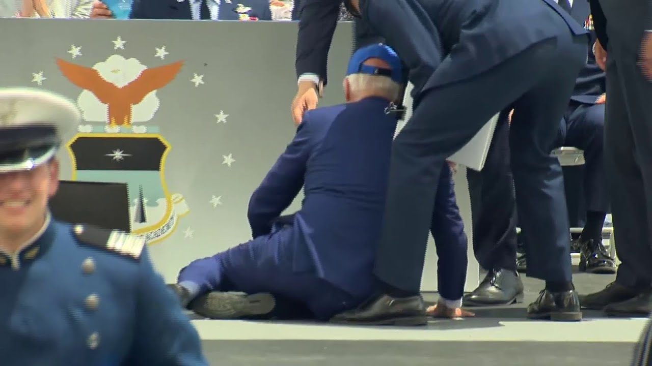 Vidéo : Regardez comment le président Joe Biden chute lors d'une cérémonie