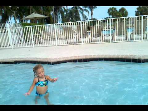 na piscina com Juju 2-jul-11 (terceiro)