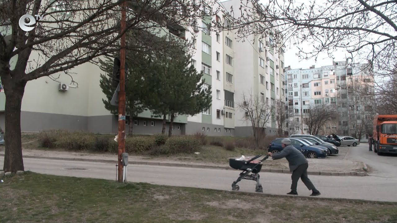 Силният вятър събори дървета, клони, ламарини на сгради и огради на строежи в Хасково