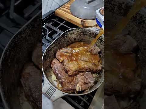 Runde Steaks mit Zwiebeln übergossen