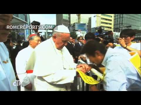 Francisco baja del papamóvil para saludar a los familiares de las víctimas del ferry Sewol