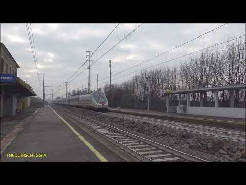 IL SALUTO DELL' ETR E 414 CON INTERCITY IN TRANSITONA PONTECURONE.  (AL) MART. 28 - 12 - 2021.