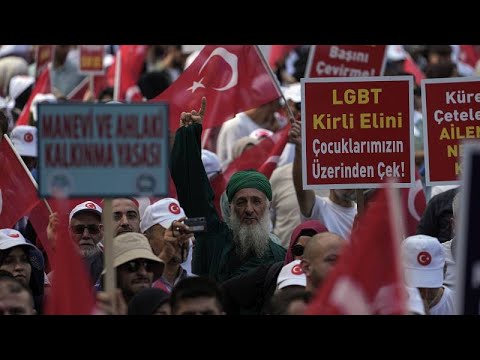 شاهد مئات الأتراك يتظاهرون في اسطنبول ضد المثليين