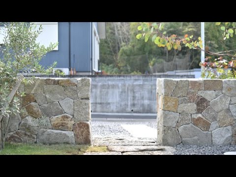 屋外キッチンエリアを備えた屋外ガーデンデザイン