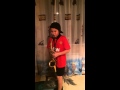 Мальчик классно играет на саксофоне 