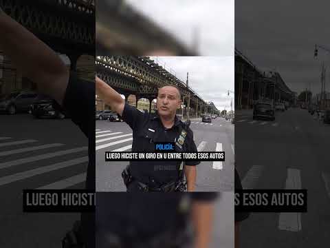 El policía cambió de excusa para multarlo 🚔 (Eskimoto4417/YT) #shorts