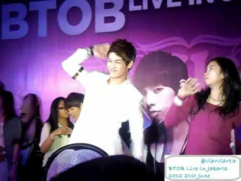[FANCAM] 120621 BTOB Live in Jakarta - Hyunshik dancing with lucky fan