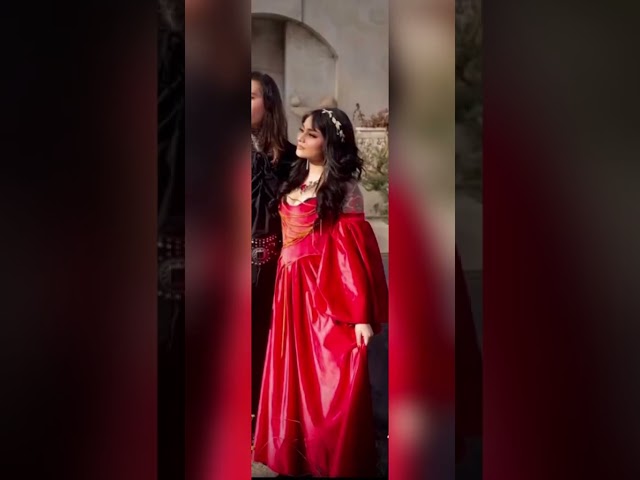 Vídeo relacionado con TOSZOLY Vestido Medieval para Mujer, Vestido Renacentista con Cinturón, Disfraz de Gótico, Collares, Pulseras, Pendientes,Victoriano para Carnaval, Halloween, Fiestas, Blanco, M