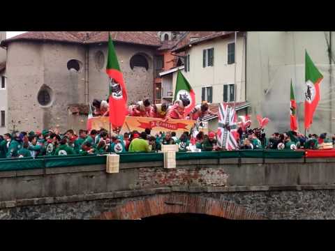 I Templari vs Tuchini sul ponte Vecchio - Carnevale Ivrea 2017