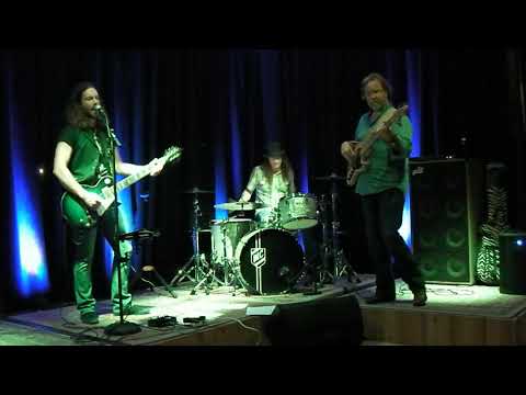 VERN DAYSEL ENDS HIS SET AT BACKBEAT MUSIC PARLOR IN VERO BEACH FLORIDA    05-20-2021