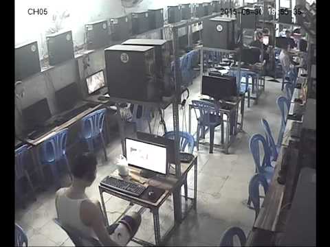 Cận cảnh một game thủ ‘lên nóc nhà bắt con gà’ tại quán net Cận cảnh một game thủ ‘lên nóc nhà bắt con gà’ tại quán net