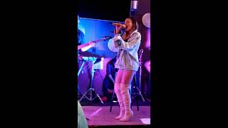 Melissa Galindo "Vuelve a besarme" show en Shakeys