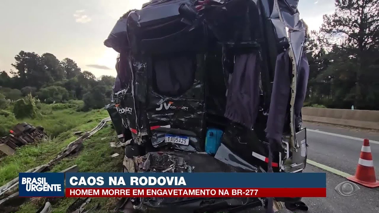 A group of friends was in a van involved in a pileup on BR-277, in Balsa Nova.