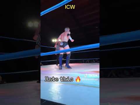 Luca Bjorn mette a segno un Michinoku Driver su Mr. Excellent