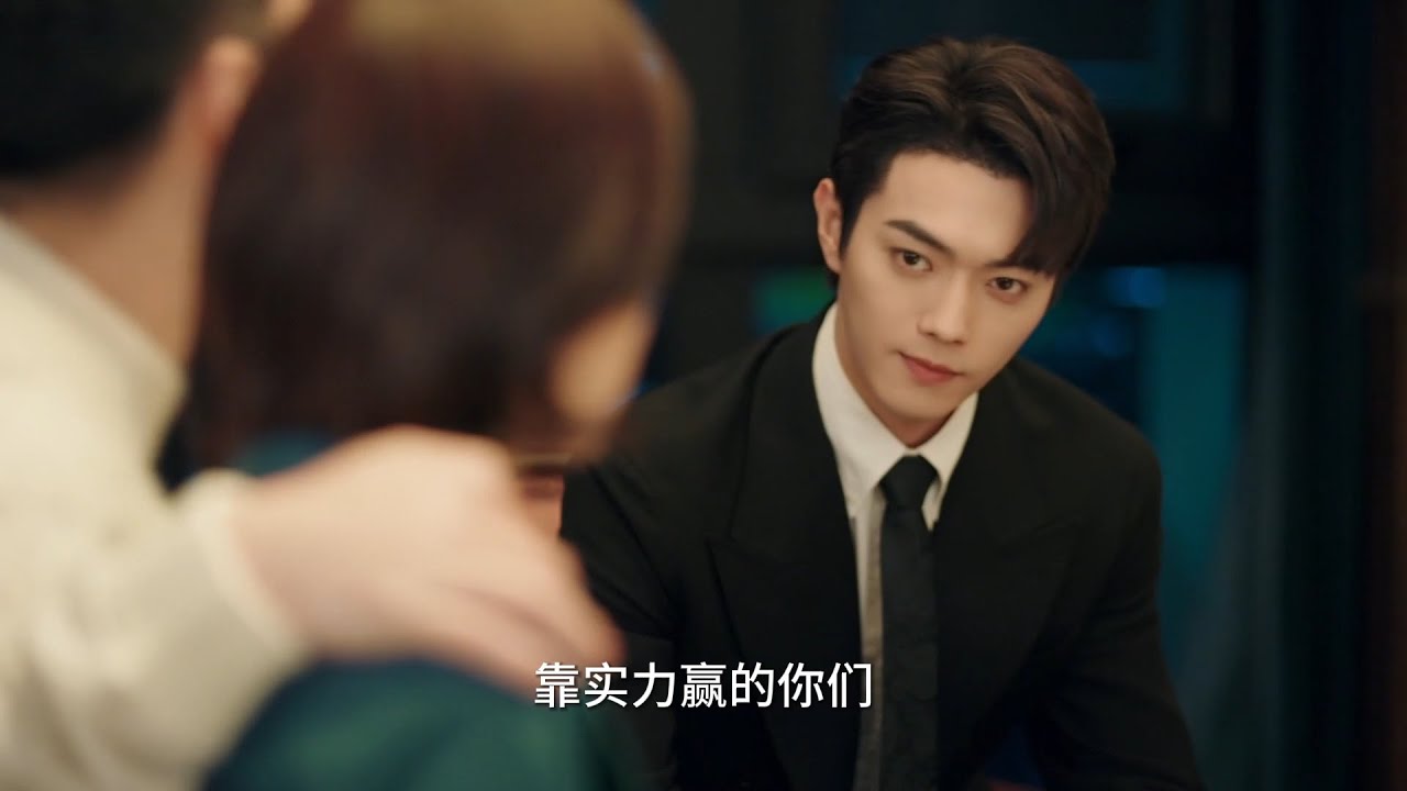 The pervert puts his hand on Cinderella's shoulder, and the CEO protects his wife domineeringly!🍑