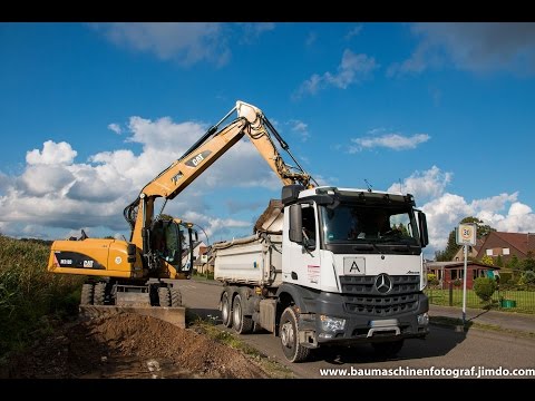 Mobilbagger CAT M318D belädt LKW's