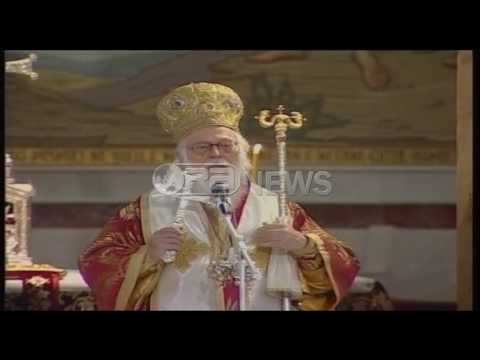 Ora News –Besimtarët ortodoksë lutje e urime nga shtëpia e zotit