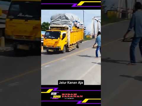 Truk muatan 20 ton bikin aspal jalan sampai amblas #shorts