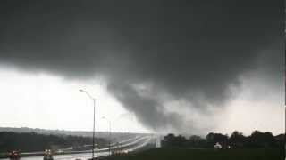 preview picture of video 'Multiple-vortex tornado in Arlington, TX'