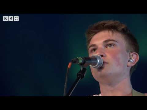 The Pylons - Outside Inbetween (Glastonbury 2016)