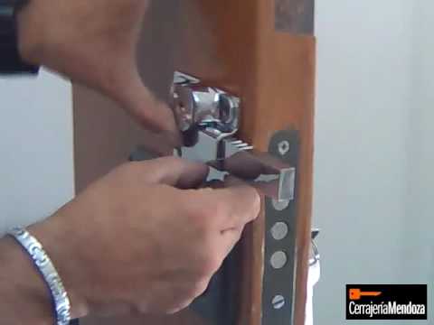 cerradura con llave cruz